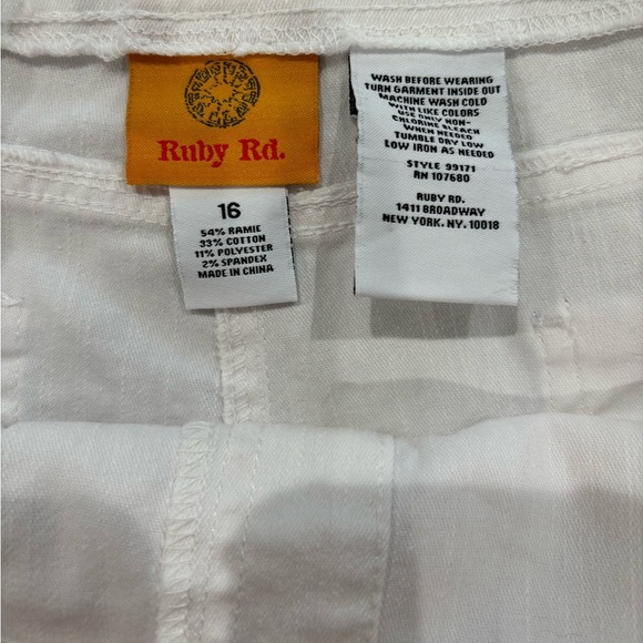 Ruby Rd. White size 16 pull on Capris - Picture 3 of 4